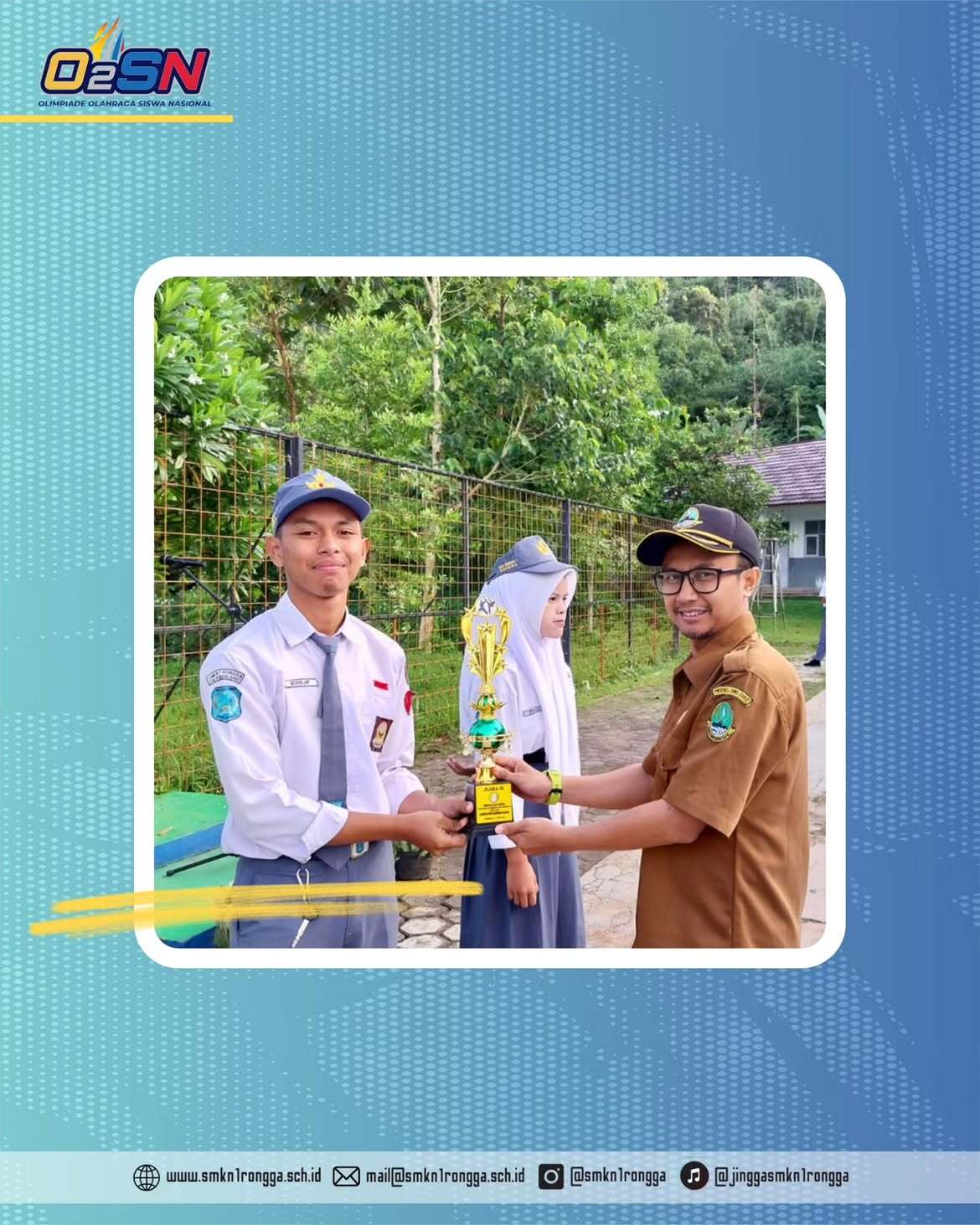 Siswa peraih trofi Juara 3 O2SN menerima trofi dari pejabat pemerintah didampingi rekan-rekan siswa di halaman sekolah