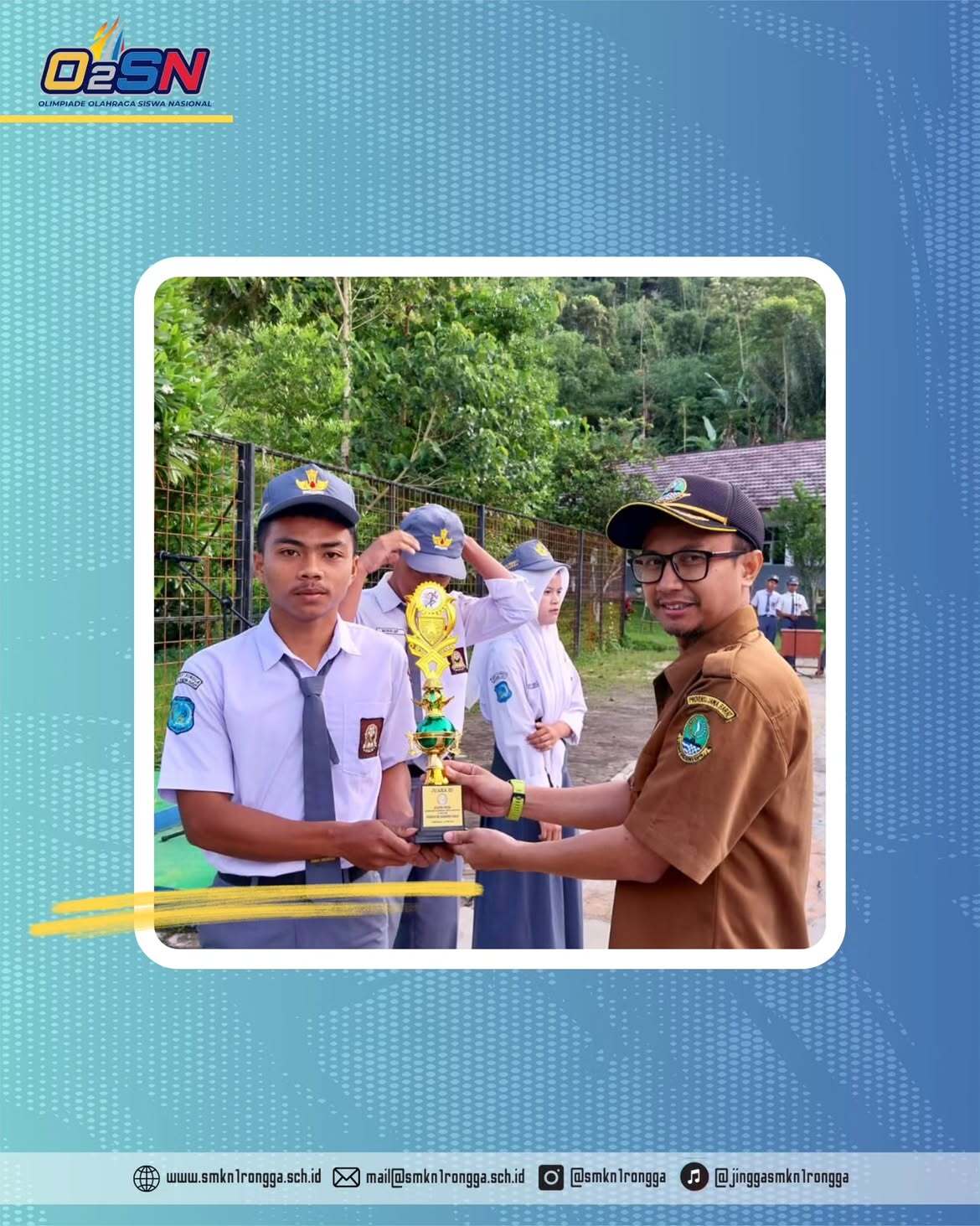 Kolase tiga siswa SMKN 1 Rongga peraih Juara 3 O2SN memegang trofi masing-masing dengan latar tulisan besar O2SN