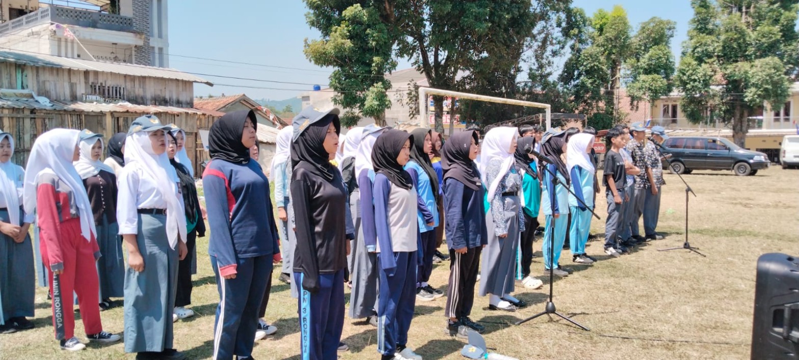 Barisan siswa paduan suara SMKN 1 Rongga berlatih di Lapangan Kecamatan Rongga dengan mikrofon dan speaker