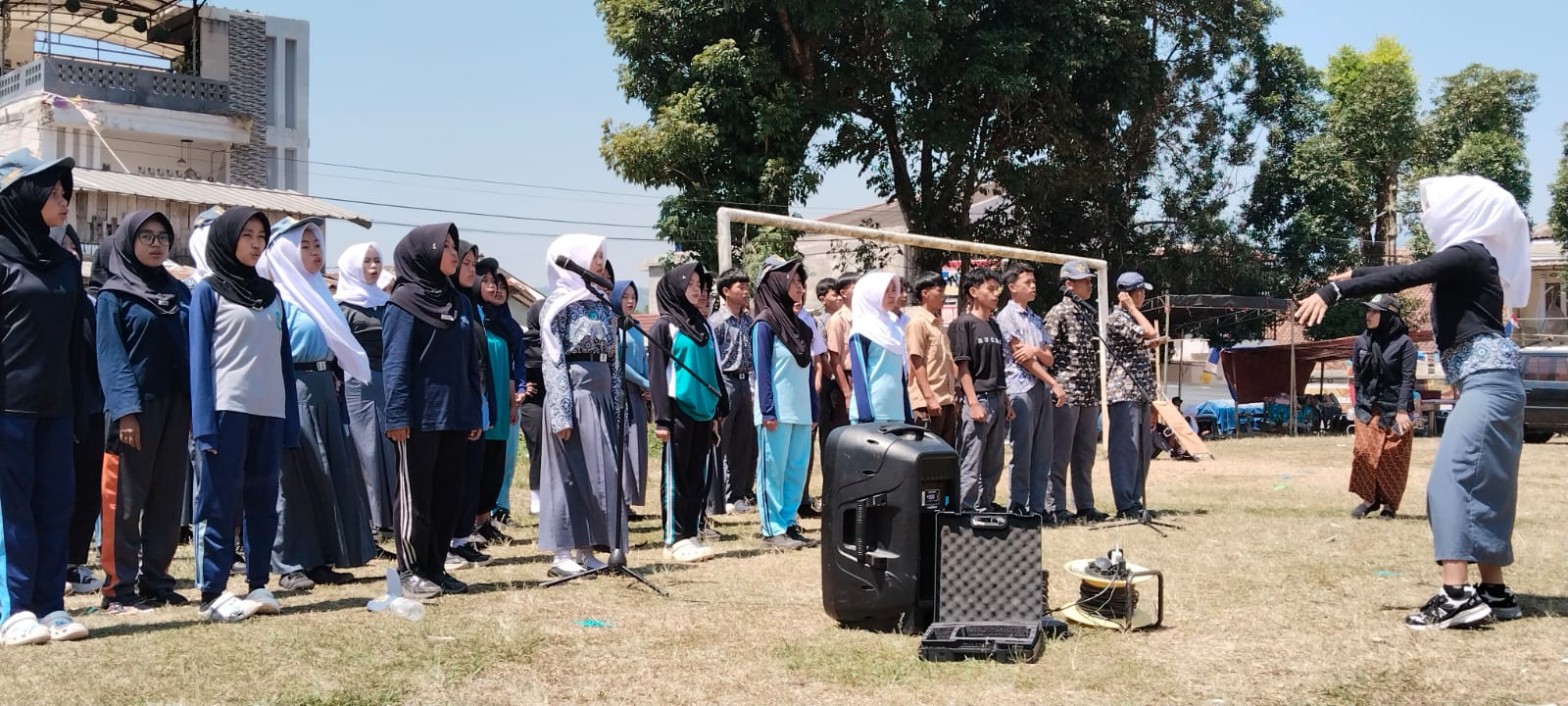 Siswa paduan suara SMKN 1 Rongga berlatih vokal di lapangan terbuka Kecamatan Rongga dengan peralatan sound system