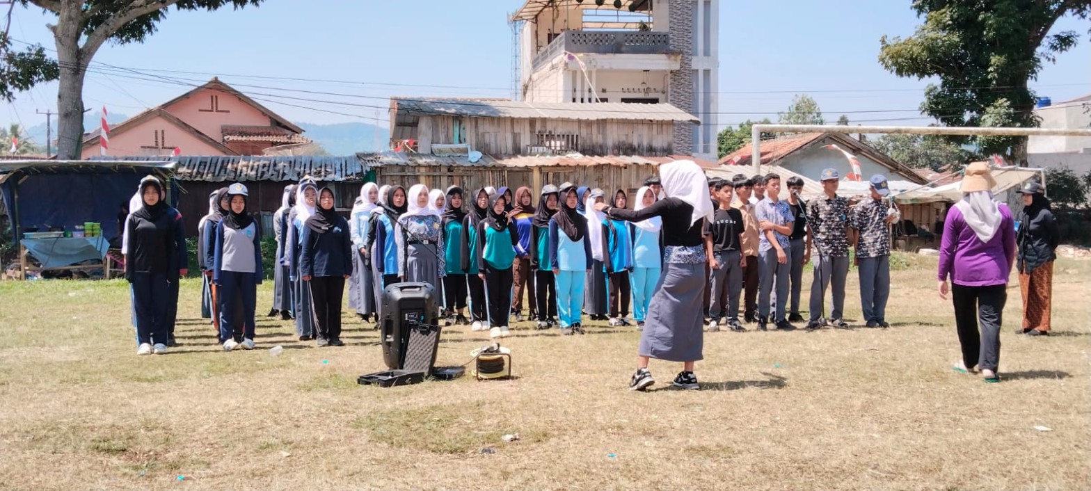Dirigen memimpin barisan paduan suara siswa SMKN 1 Rongga di Lapangan Kecamatan Rongga dengan gerakan tangan penuh semangat