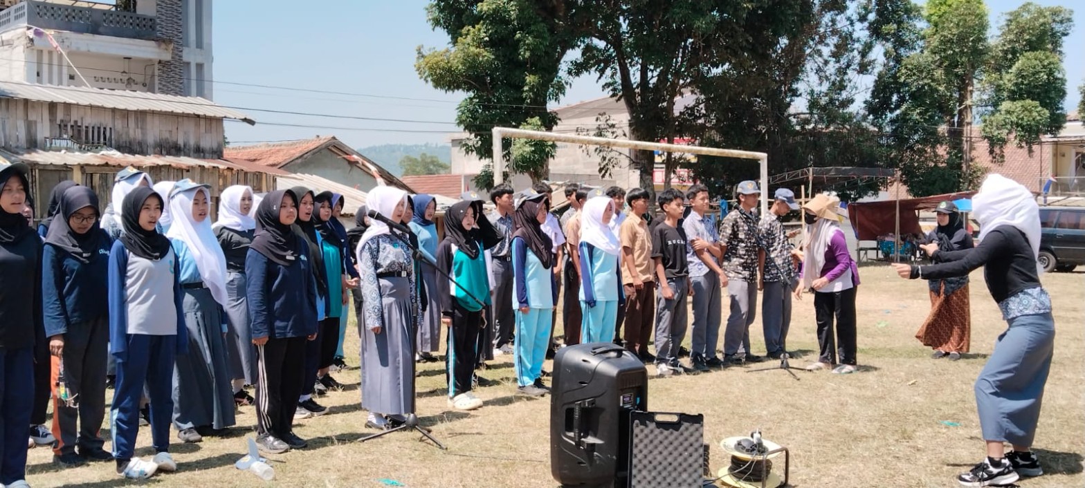 Siswa-siswi paduan suara SMKN 1 Rongga berbaris kompak bernyanyi bersama di Lapangan Kecamatan Rongga