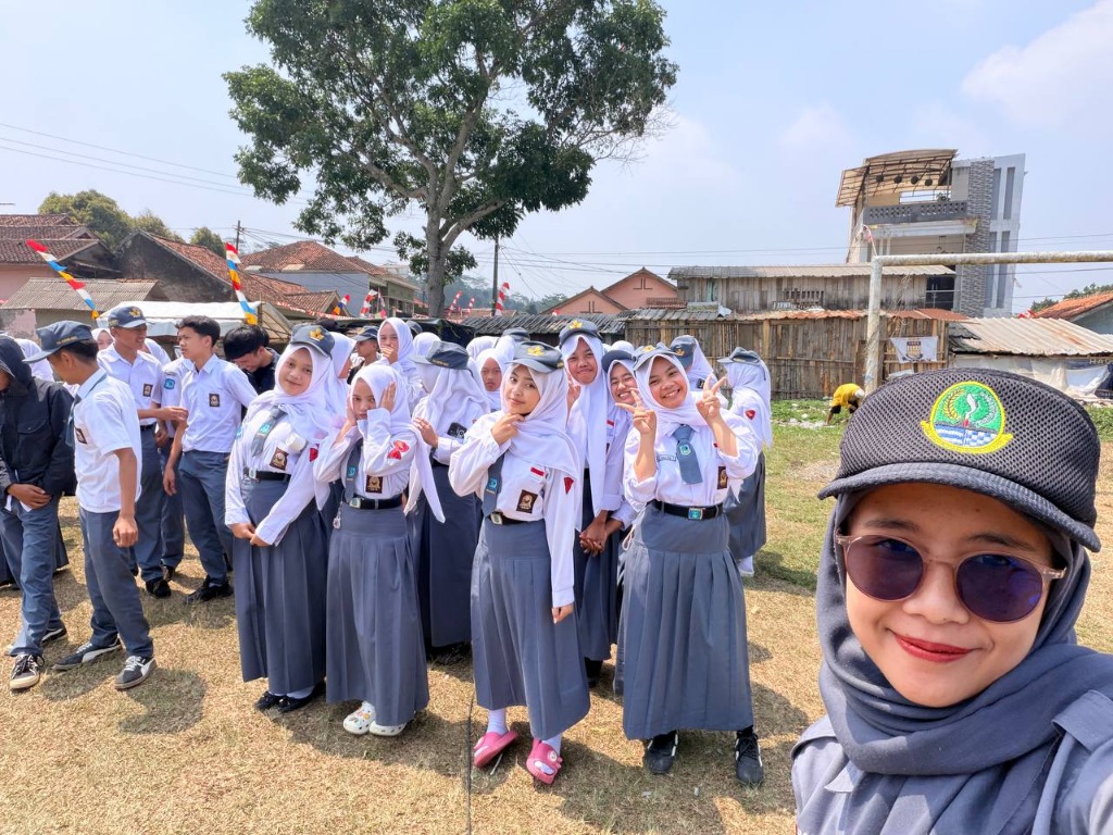 Siswa-siswi SMKN 1 Rongga berlatih paduan suara dalam formasi barisan di terik Lapangan Rongga untuk persiapan HUT RI ke-81