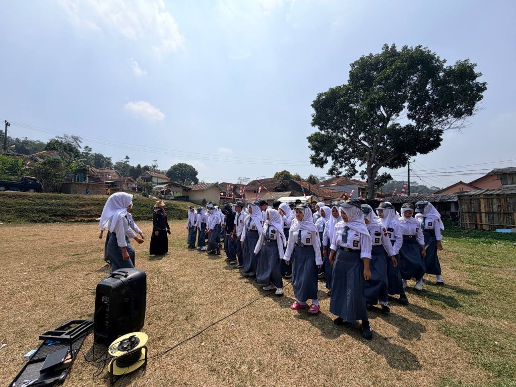 Guru pembimbing Imas Heti Parida dan Intan Pratiwi memimpin latihan paduan suara siswa SMKN 1 Rongga di Lapangan Rongga