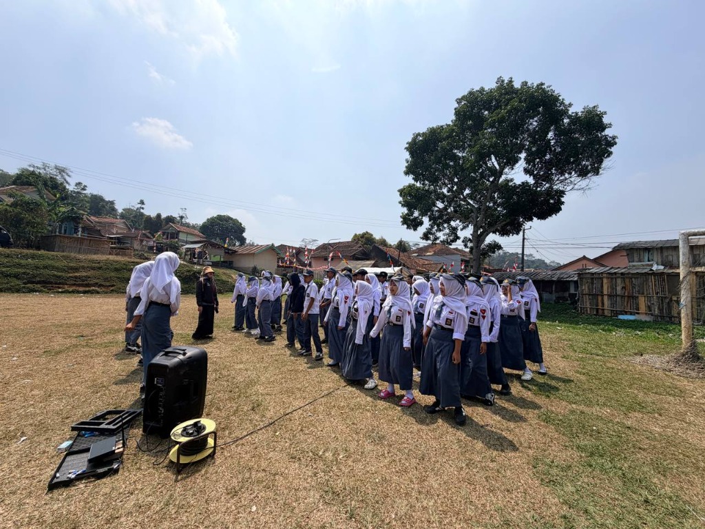 Formasi barisan paduan suara siswa SMKN 1 Rongga saat latihan di Lapangan Rongga untuk upacara HUT RI ke-81