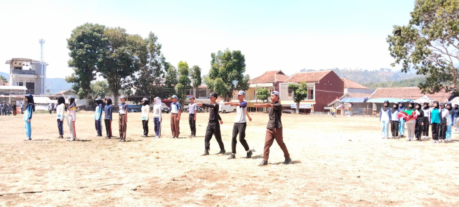 Anggota Paskibra SMKN 1 Rongga berlatih baris-berbaris di Lapangan Kecamatan Rongga dengan pelatih memandu di depan