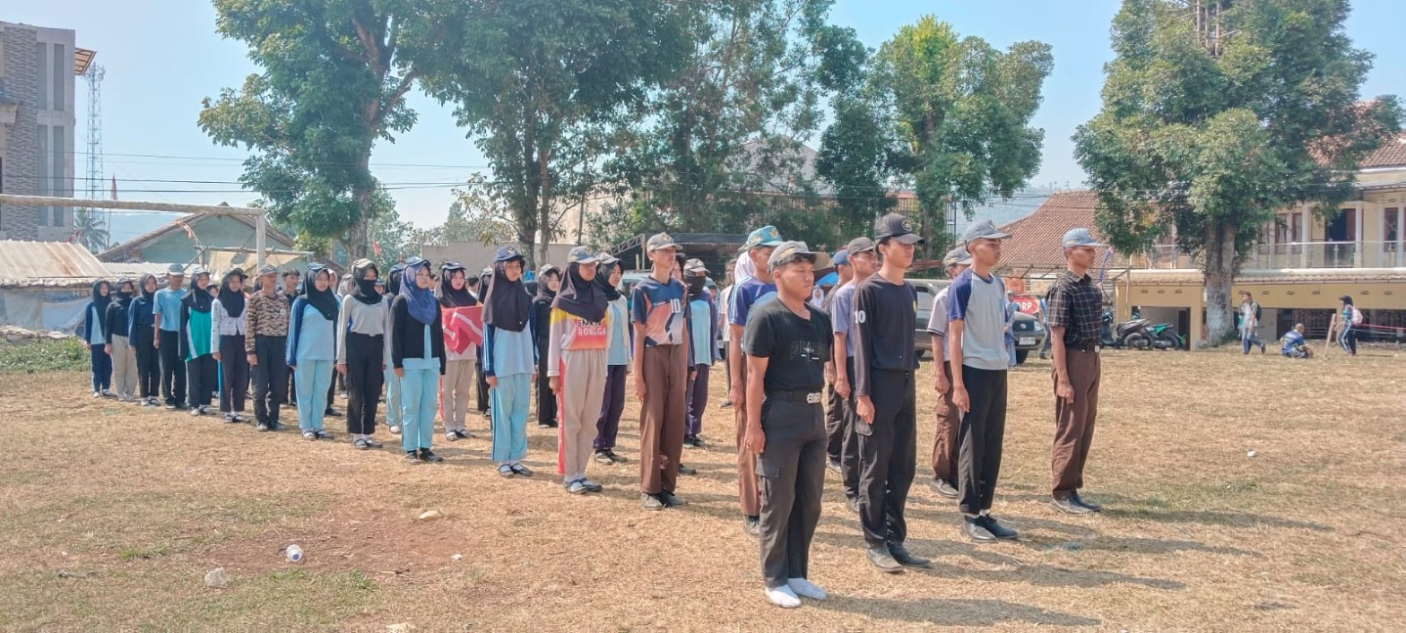 Seluruh anggota Paskibra SMKN 1 Rongga berdiri tegap dalam formasi di Lapangan Kecamatan Rongga