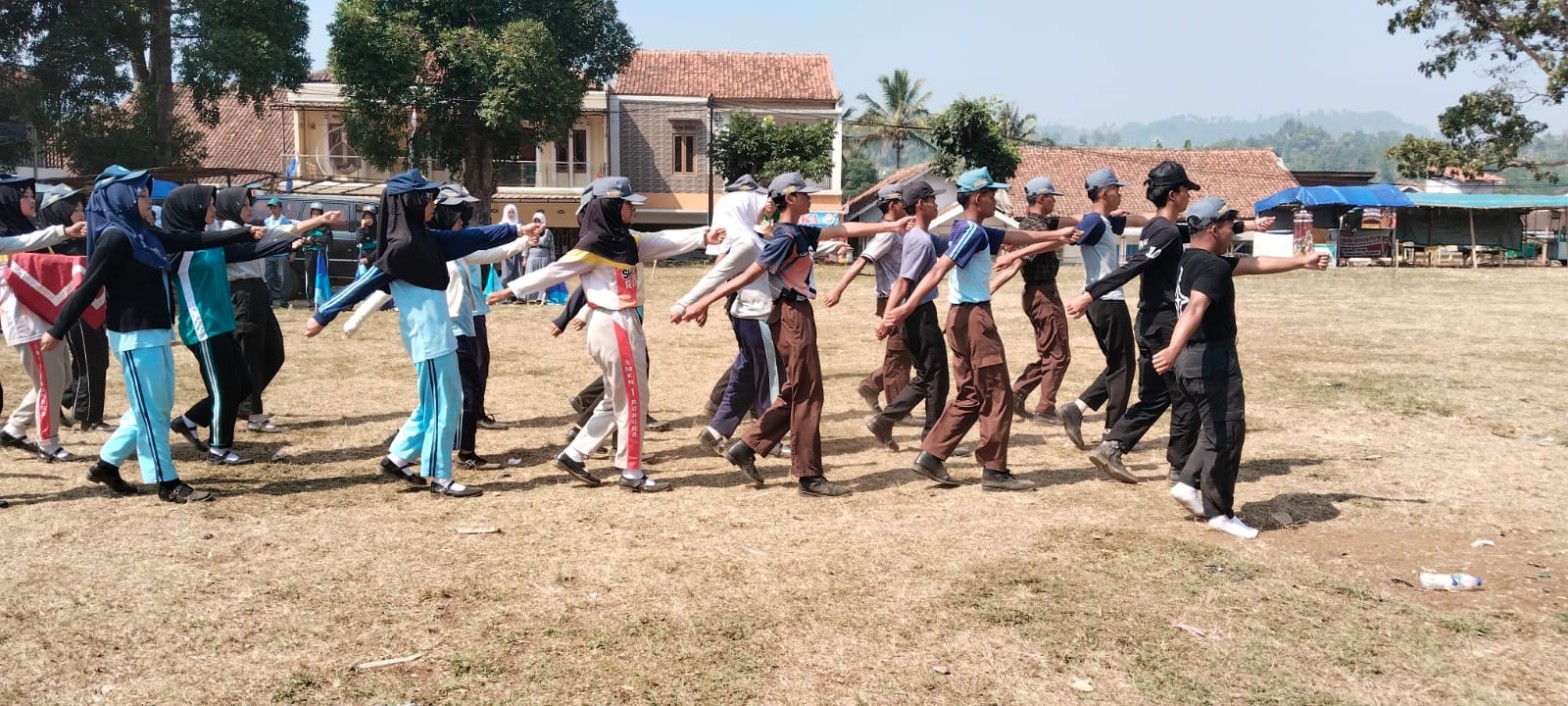 Close-up anggota Paskibra SMKN 1 Rongga dengan lengan terentang serempak saat latihan PBB di lapangan