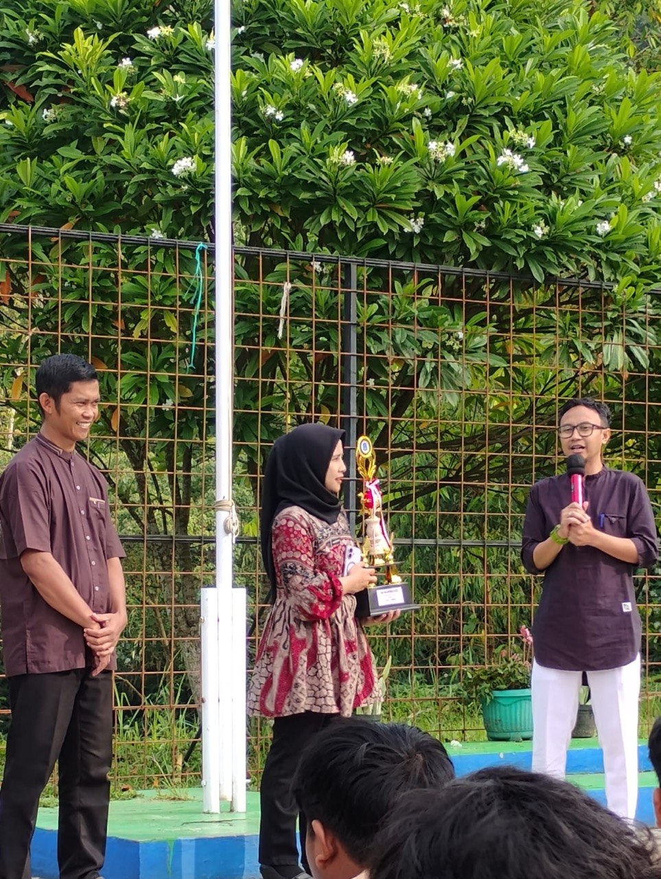 Penyerahan piala kehadiran terbaik kepada wali kelas XI RPL 1 di lapangan SMKN 1 Rongga