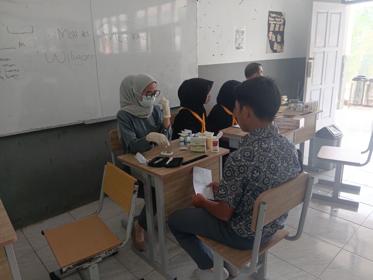 Skrining Tekanan Darah: Petugas Puskesmas Rongga Periksa Tensi Siswa Deteksi Dini Kebugaran Fisik