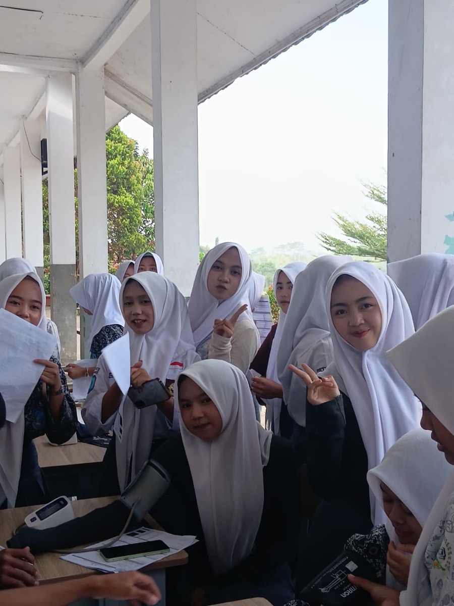 Ukur Tinggi dan Berat Badan: Pemeriksaan Status Gizi dan Indeks Massa Tubuh Siswa SMKN 1 Rongga