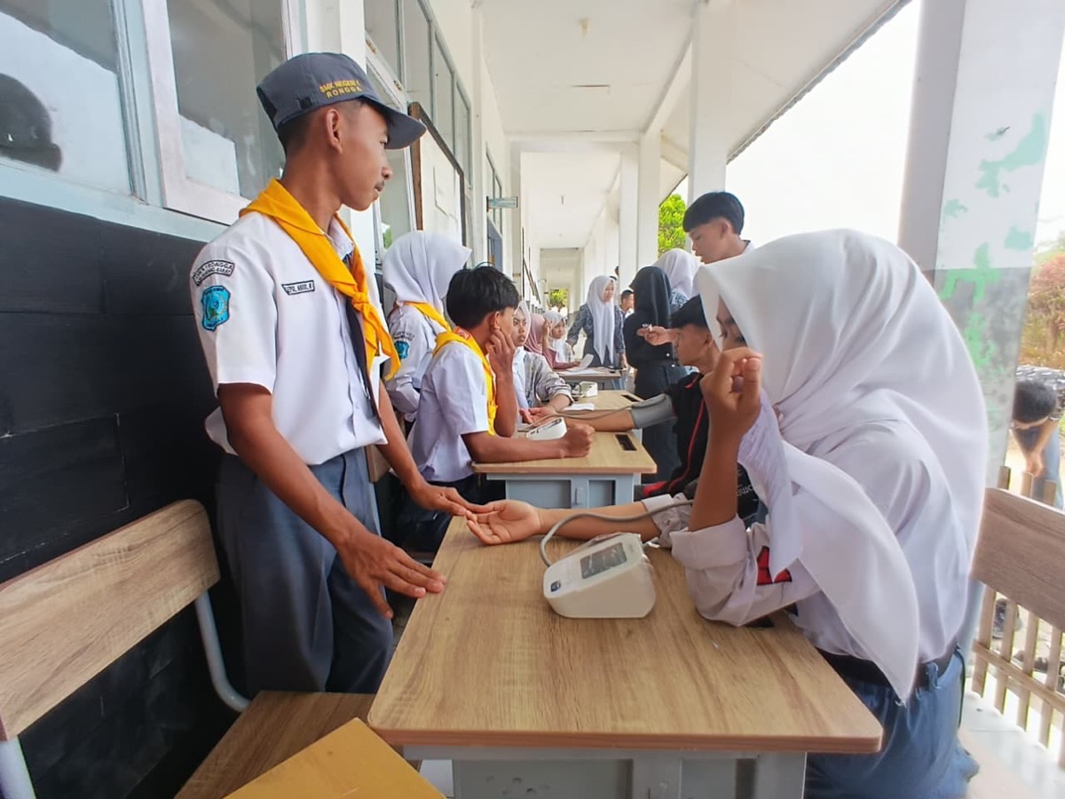 Jaga Senyum Sehat: Edukasi dan Pemeriksaan Gigi dan Mulut Siswa SMKN 1 Rongga oleh Nakes Puskesmas