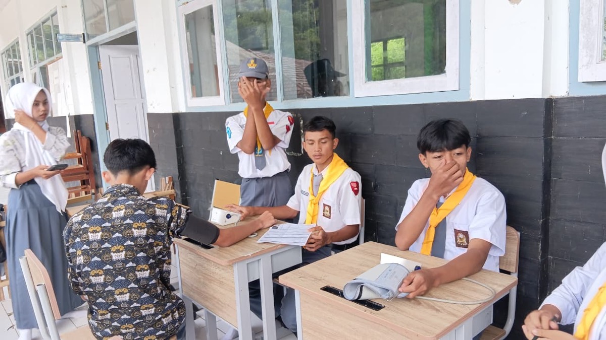 Pencegahan Anemia Remaja Putri: Skrining Hemoglobin dan Distribusi Tablet Tambah Darah di SMKN 1 Rongga