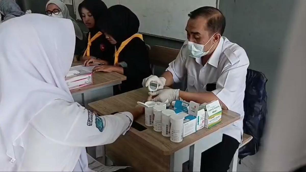 Pemeriksaan Telinga dan Pendengaran: Nakes Puskesmas Rongga Pastikan Kesehatan Indera Siswa