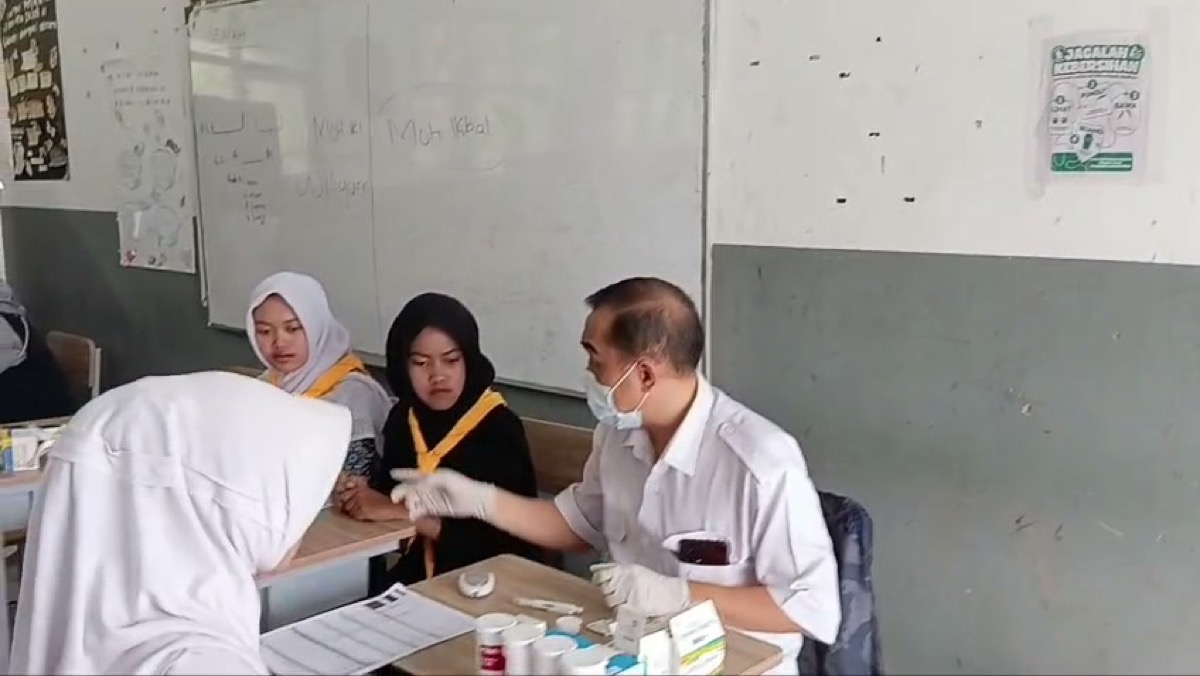 Antusias dan Berbudaya Tertib: Siswa SMKN 1 Rongga Padati Pos Pemeriksaan Kesehatan dengan Rapi