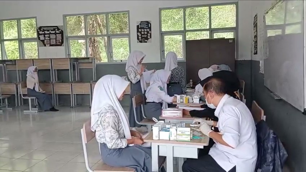 Kader Muda Hebat: Tim UKS dan PMR SMKN 1 Rongga Dampingi Skrining Medis Puskesmas Rongga