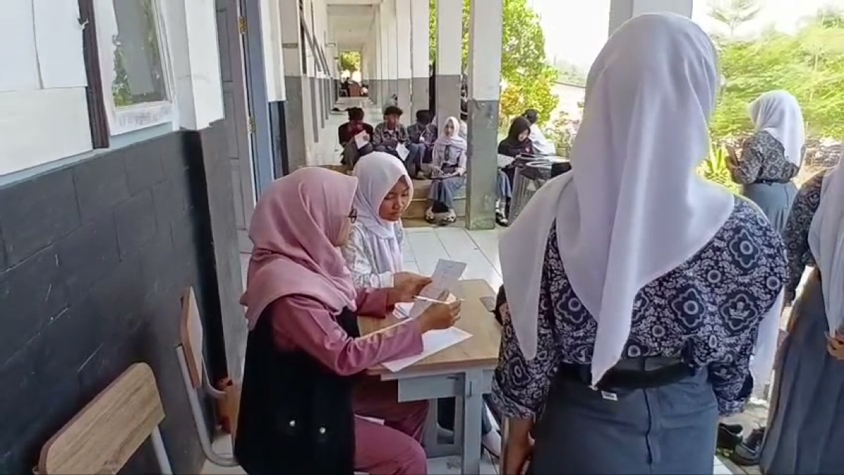 Konsultasi Kesehatan Terbuka: Siswa SMKN 1 Rongga Antusias Berdialog dengan Dokter dan Bidan Puskesmas