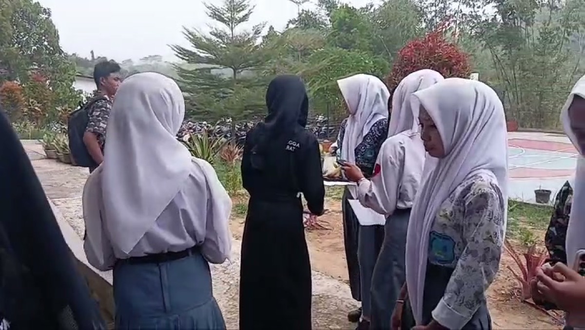 Deteksi Dini Postur Tubuh: Nakes Periksa Ergonomi Tulang Belakang Siswa Praktik Bengkel dan Komputer