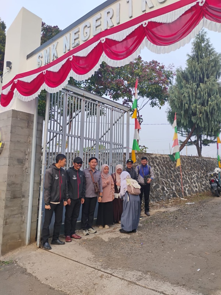 Guru-guru SMKN 1 Rongga berdiri menyambut dan menyalami siswa yang tiba di gerbang utama sekolah pada pagi hari