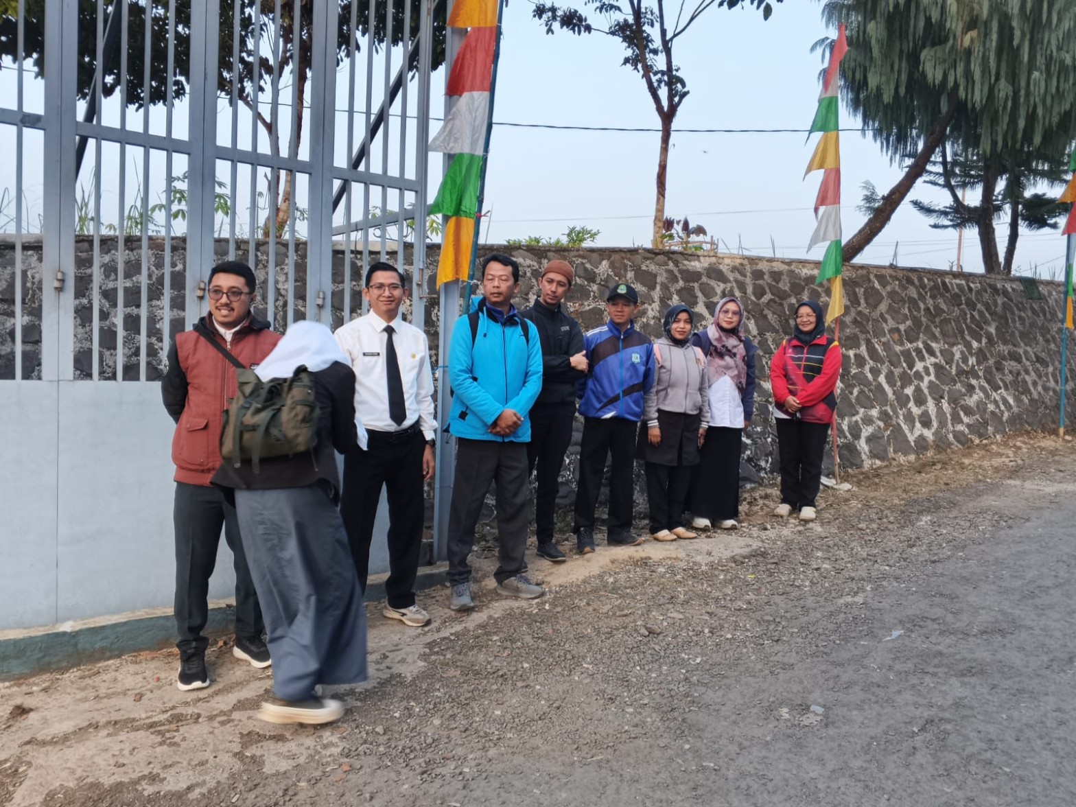 Siswa disambut guru dengan senyum saat memasuki gerbang SMKN 1 Rongga pagi hari