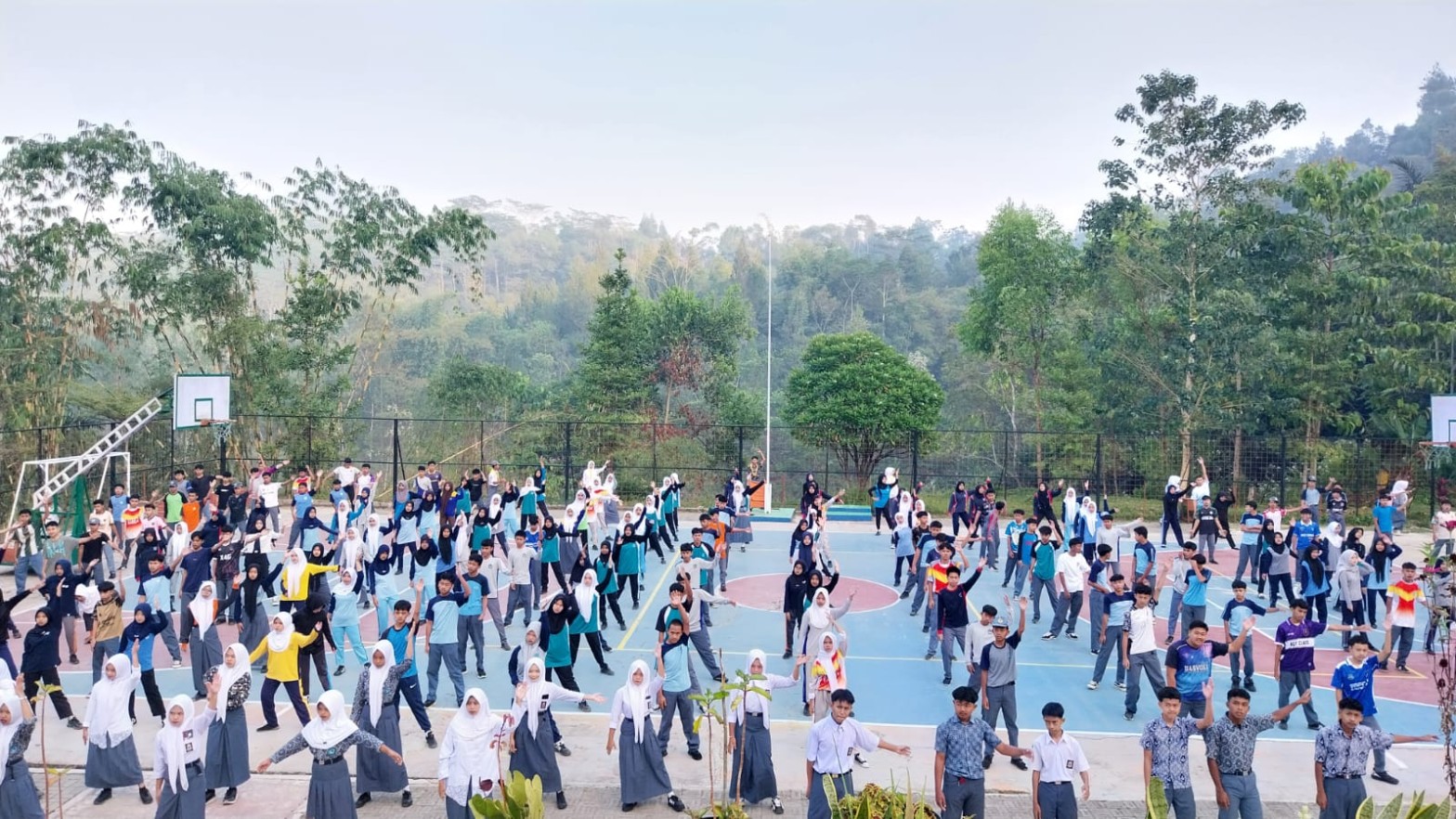 Ratusan siswa SMKN 1 Rongga mengikuti senam pagi bersama di lapangan basket dengan latar pemandangan pegunungan