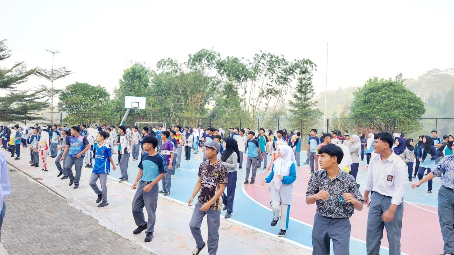 Ratusan siswa SMKN 1 Rongga bergerak aktif mengikuti senam pagi di lapangan basket yang penuh