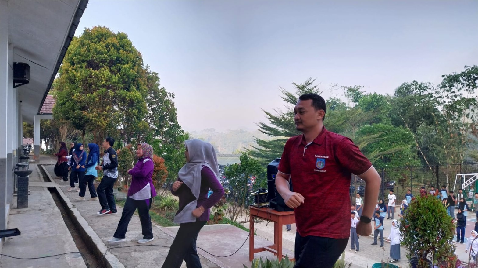 Guru pembimbing berkaos merah Pemprov Jabar memimpin senam dari depan dengan speaker di sampingnya