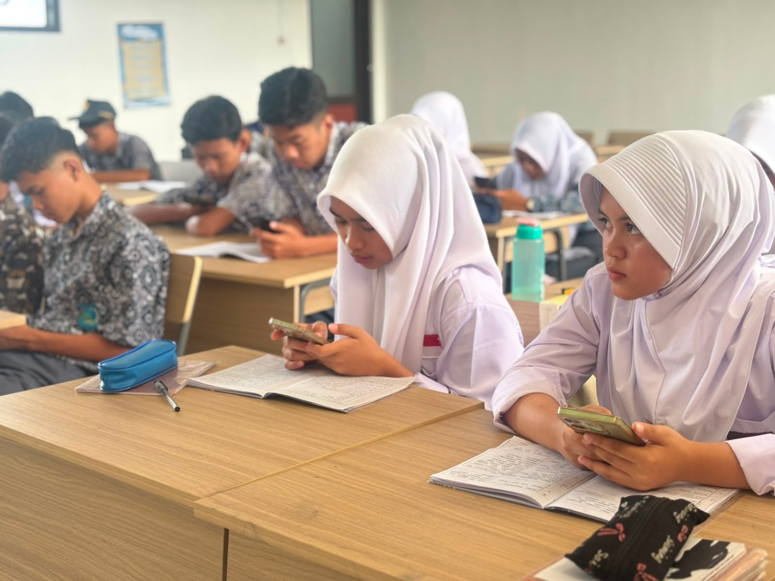 Siswa SMKN 1 Rongga mengakses pembelajaran digital melalui perangkat seluler di dalam kelas