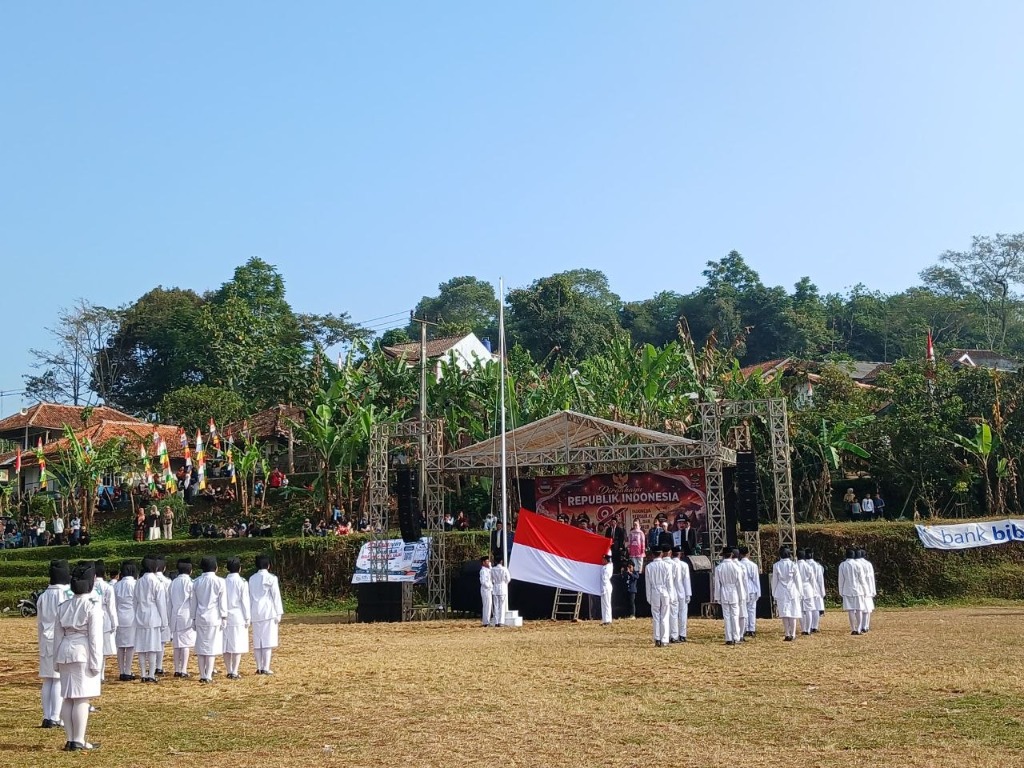 Formasi Pasukan Pengibar Bendera SMKN 1 Rongga menghadap tiang bendera di depan panggung kehormatan HUT RI ke-81