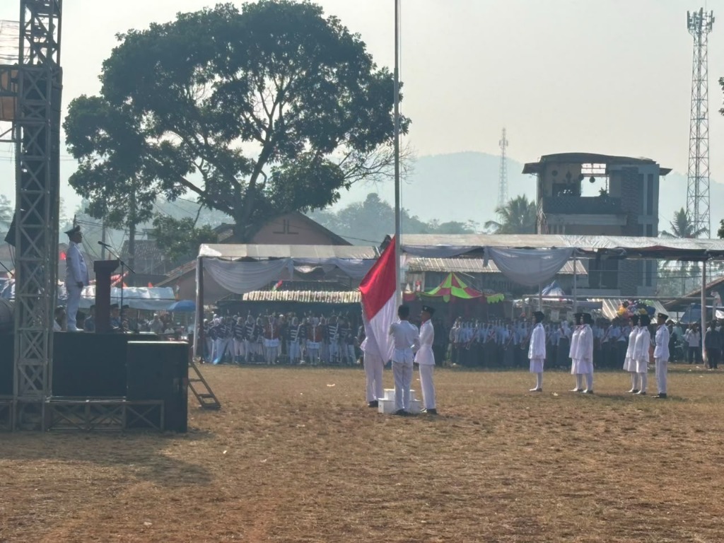 Prosesi penaikan Sang Saka Merah Putih di tiang bendera dengan penghormatan inspektur upacara dan seluruh peserta di Lapangan Rongga