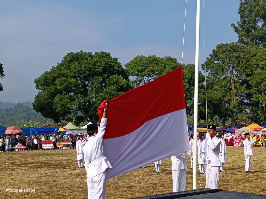 Petugas pengibar bendera SMKN 1 Rongga membentangkan bendera Merah Putih dengan sempurna sebelum dikerek ke puncak tiang pada upacara HUT RI ke-81