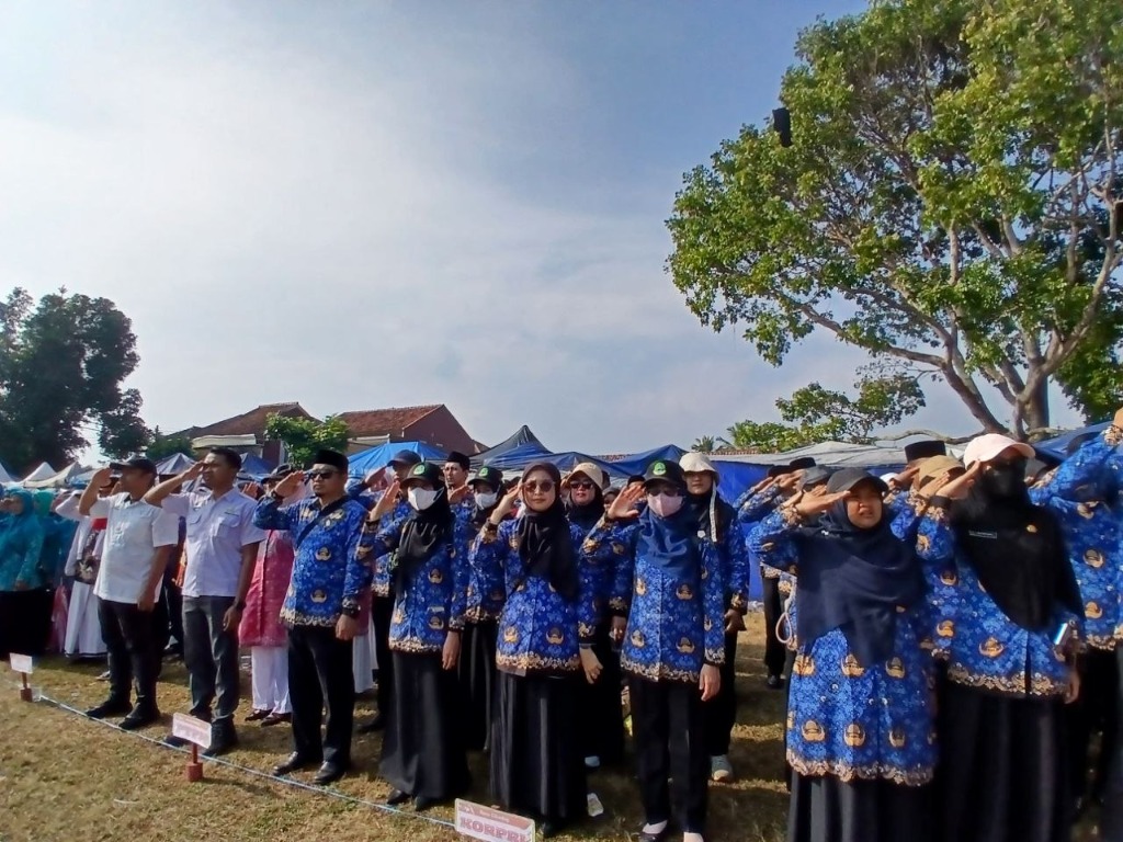 Jajaran dewan guru dan tenaga kependidikan SMKN 1 Rongga berseragam KORPRI berdiri tegak memberikan penghormatan saat bendera Merah Putih dinaikkan