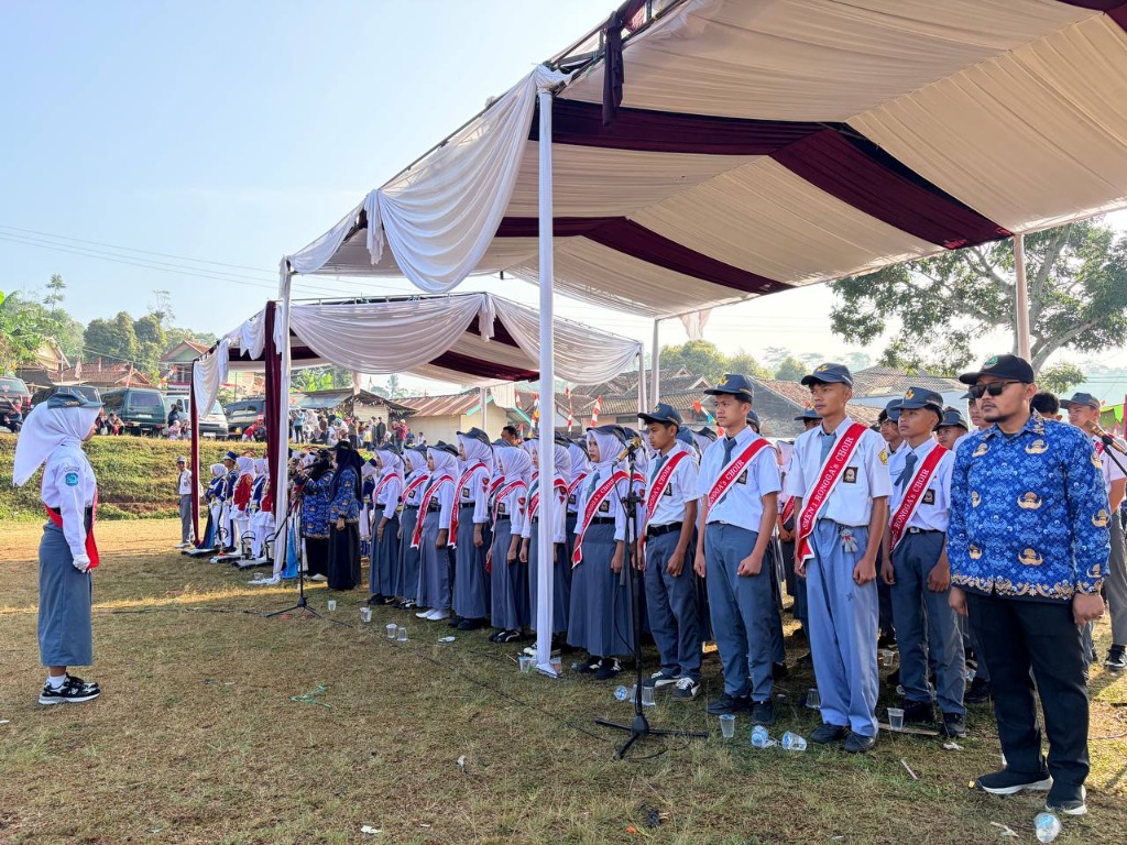 Jajaran pembina berseragam KORPRI mendampingi barisan tim Paduan Suara SMKN 1 Rongga di bawah tenda peneduh saat upacara kemerdekaan berlangsung