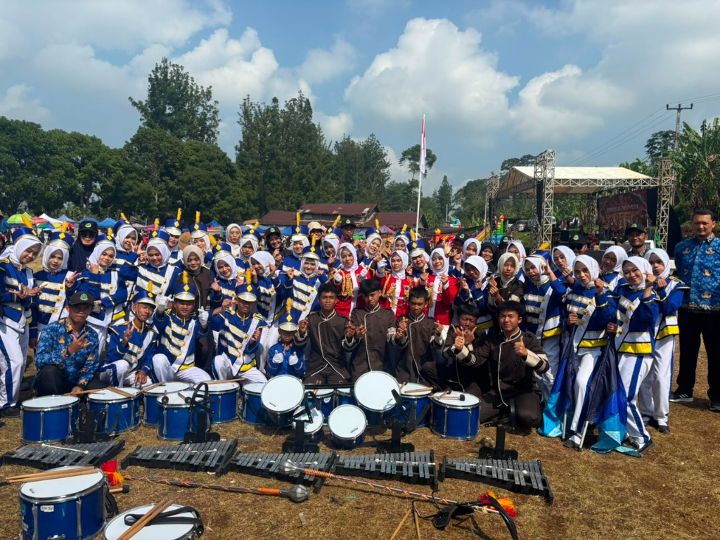 Foto bersama seluruh skuad Gita Bahana Marching Band SMKN 1 Rongga lengkap dengan jajaran alat musik drum, bellyra, colour guard, dan mayoret di Lapangan Rongga