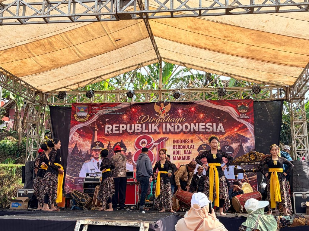 Penari Jaipong Ekskul Seni SMKN 1 Rongga berbusana kebaya hitam dan selendang kuning emas tampil memukau di atas panggung kehormatan HUT RI ke-81